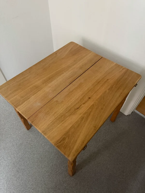 Spisebord i træ