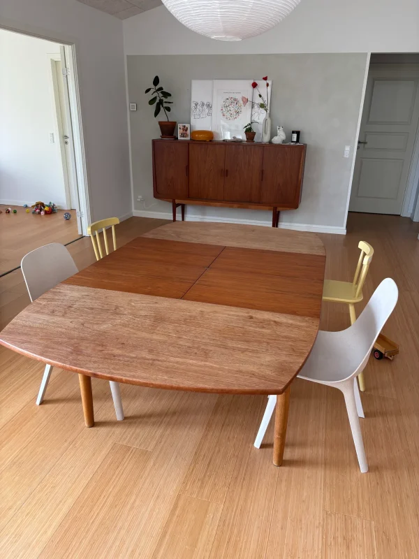 Semi-rundt spisebord i teak med butterfly tillægsplader
