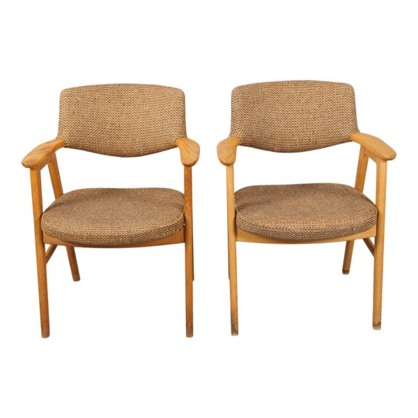 Et par armstole model 43, egetræ, Høng Møbelfabrik