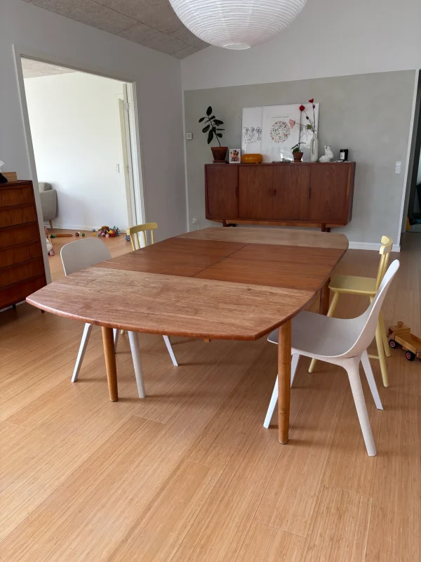 Semi-rundt spisebord i teak med butterfly tillægsplader
