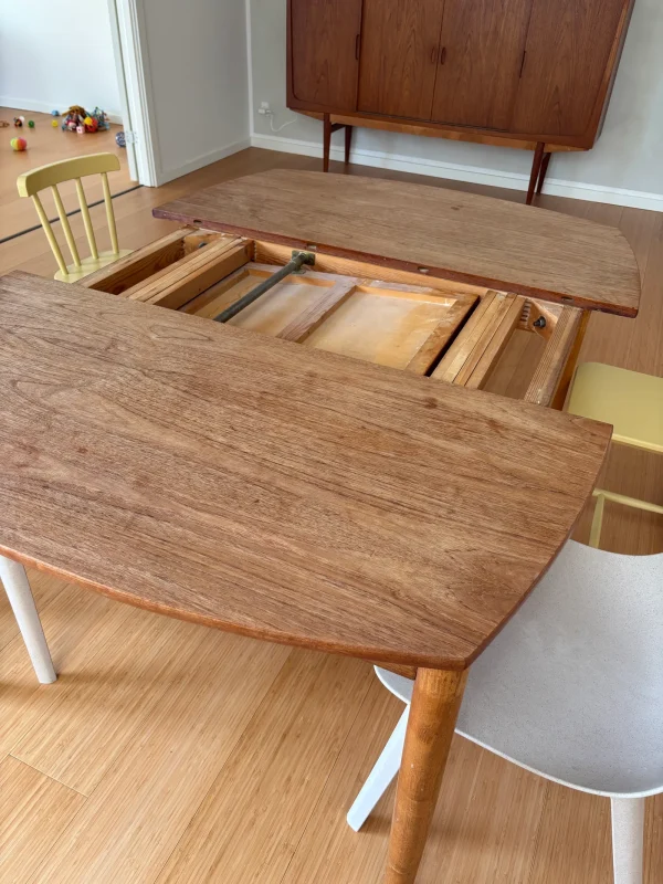 Semi-rundt spisebord i teak med butterfly tillægsplader