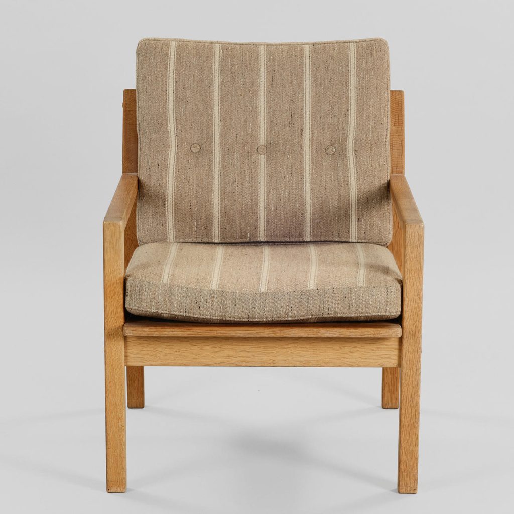 Sæt af to-personers sofa og en lænestol, massivt egetræ og stribet tekstil, dansk møbelproducent, 1950/60’erne, (2). — billede 6