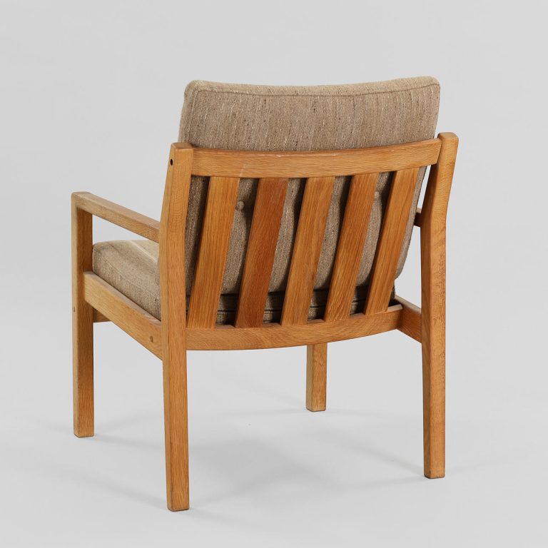Sæt af to-personers sofa og en lænestol, massivt egetræ og stribet tekstil, dansk møbelproducent, 1950/60'erne, (2).