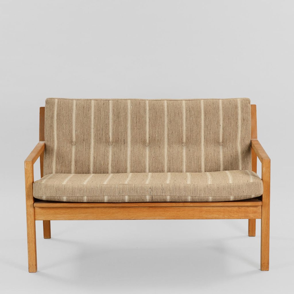 Sæt af to-personers sofa og en lænestol, massivt egetræ og stribet tekstil, dansk møbelproducent, 1950/60’erne, (2). — billede 9
