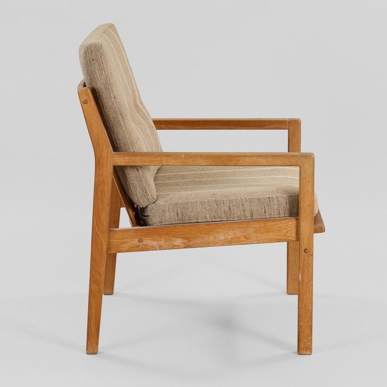 Sæt af to-personers sofa og en lænestol, massivt egetræ og stribet tekstil, dansk møbelproducent, 1950/60'erne, (2).