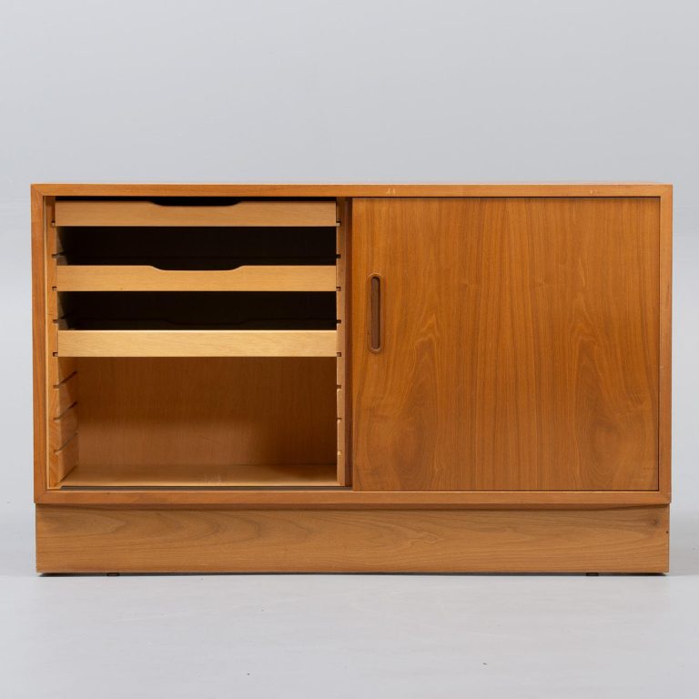 CARLO JENSEN. Lav skænk af teak, fremstillet hos Poul Hundevad. Stemplet. Danmark, 1970'erne.