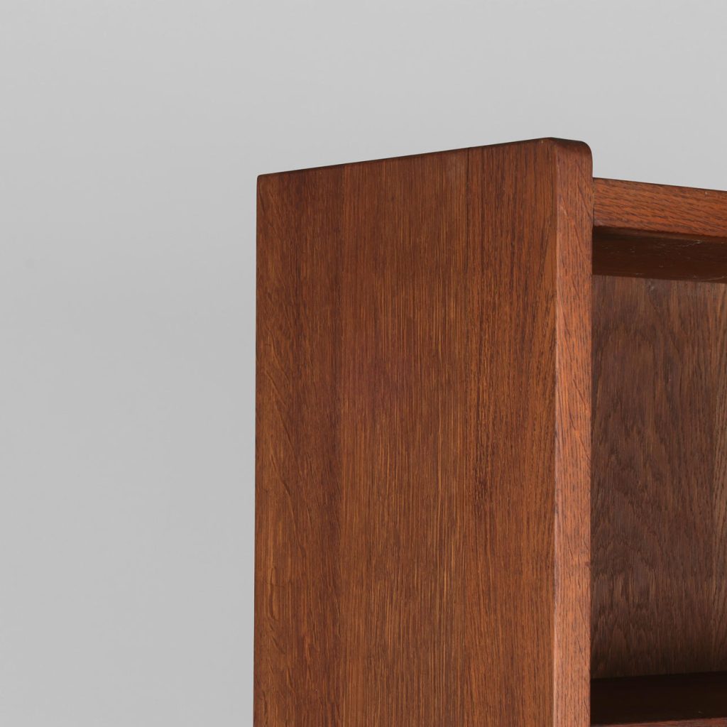 Dansk Snedkermester. Bogreol af eg og teak med underskab, Danmark, 1950/1960’erne. — billede 7