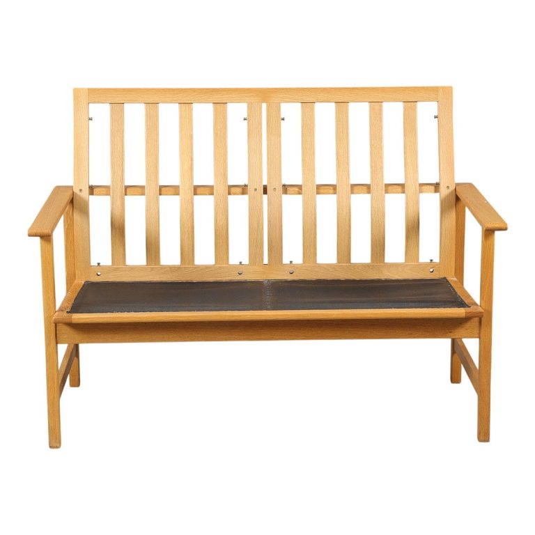 BØRGE MOGENSEN. Frederericia Stolefabrik. To-personers sofa af egetræ, model 2259.