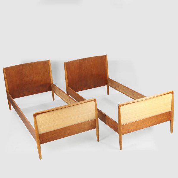 Et par senge i eg, teak og stråflet, ca. 1960’erne