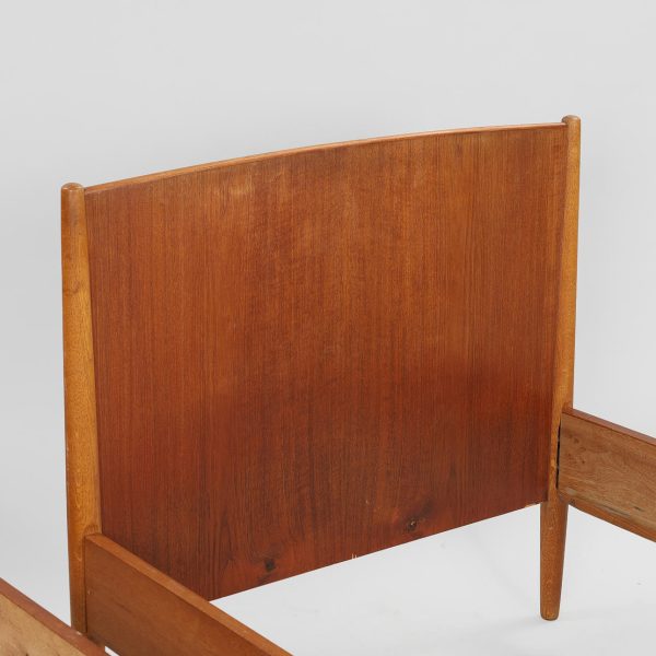 Et par senge i eg, teak og stråflet, ca. 1960’erne