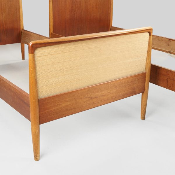 Et par senge i eg, teak og stråflet, ca. 1960’erne