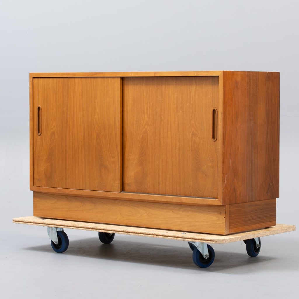 Carlo Jensen / Poul Hundevad CARLO JENSEN. Lav skænk af teak, fremstillet hos Poul Hundevad. Stemplet. Danmark, 1970’erne. — billede 6