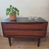 Lav bred kommode i teak med to skuffer og sortmalet top