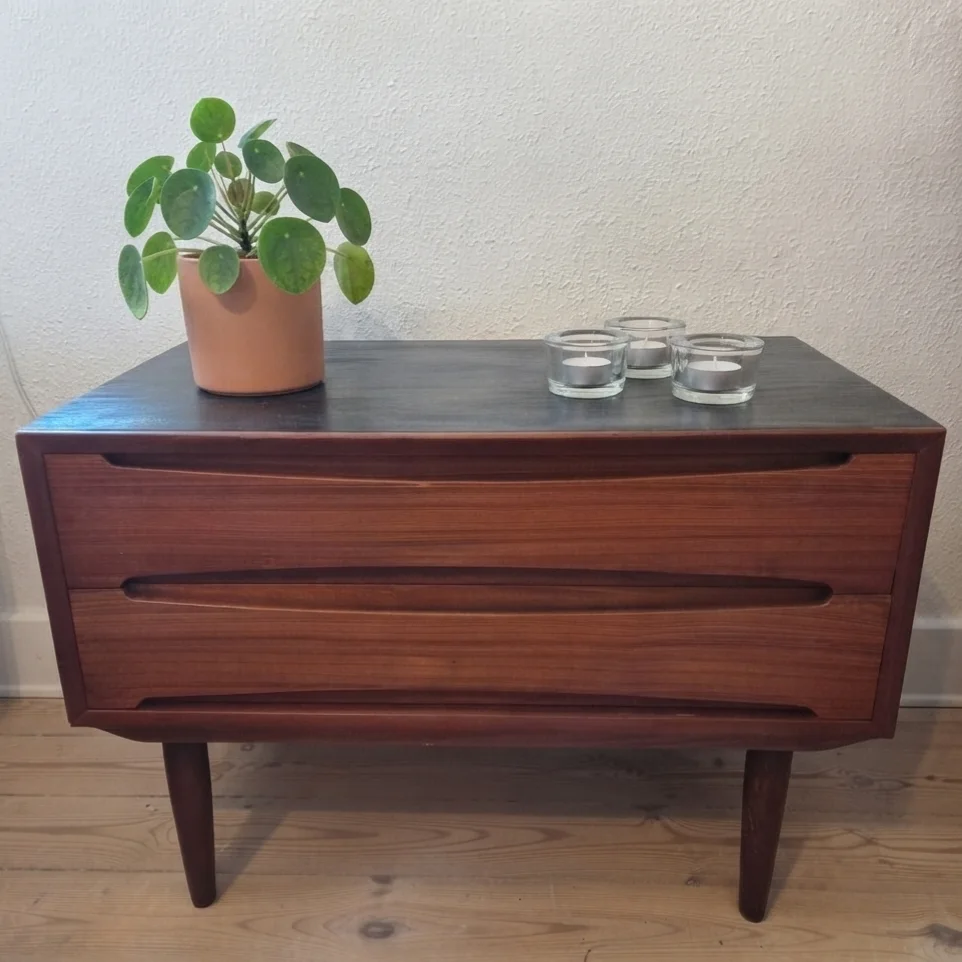 Lav bred kommode i teak med to skuffer og sortmalet top