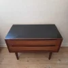 Lav bred kommode i teak med to skuffer og sortmalet top — billede 3