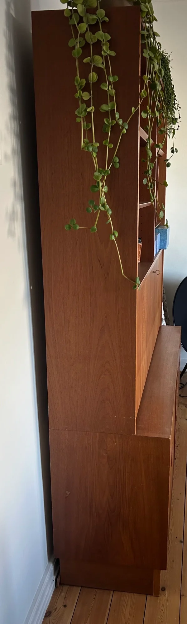 Skænk i teak, kommodeskuffer og foldbar låge