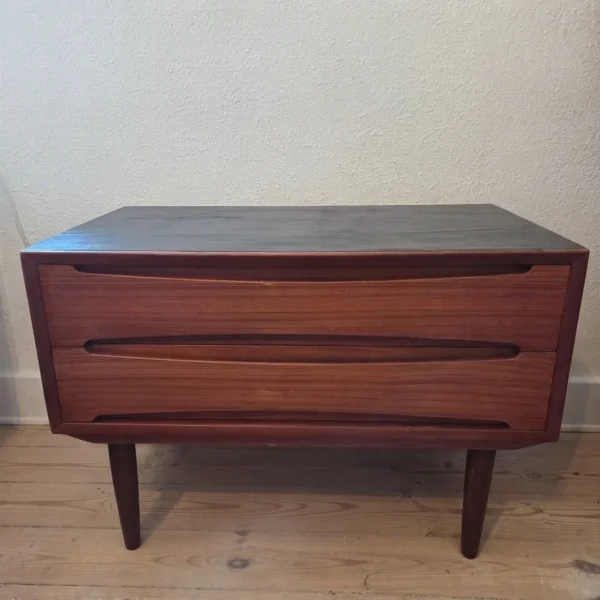 Lav bred kommode i teak med to skuffer og sortmalet top