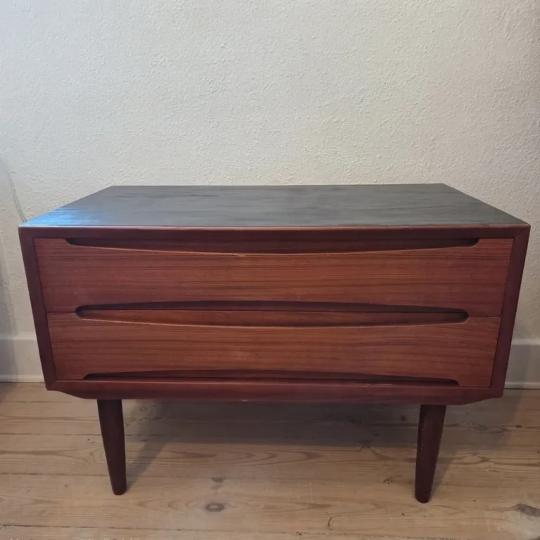 Lav bred kommode i teak med to skuffer og sortmalet top