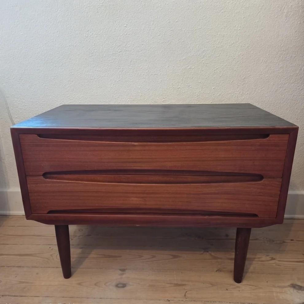 Lav bred kommode i teak med to skuffer og sortmalet top — billede 2