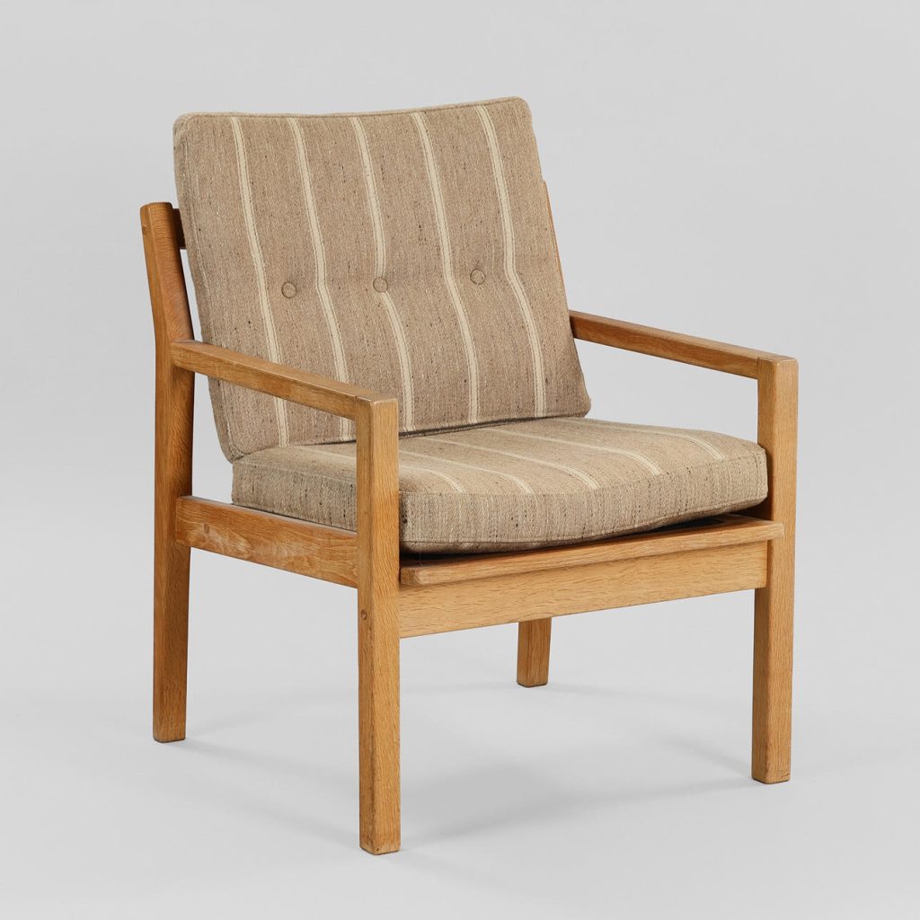 Sæt af to-personers sofa og en lænestol, massivt egetræ og stribet tekstil, dansk møbelproducent, 1950/60’erne, (2). — billede 3