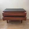 Lav bred kommode i teak med to skuffer og sortmalet top — billede 4