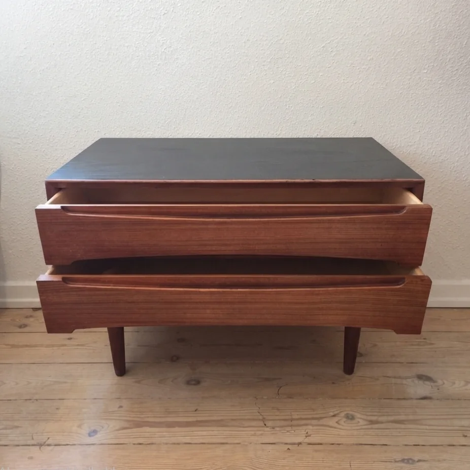 Lav bred kommode i teak med to skuffer og sortmalet top — billede 4