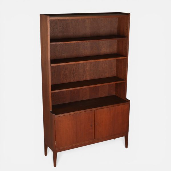 Dansk Snedkermester. Bogreol af eg og teak med underskab, Danmark, 1950/1960’erne.