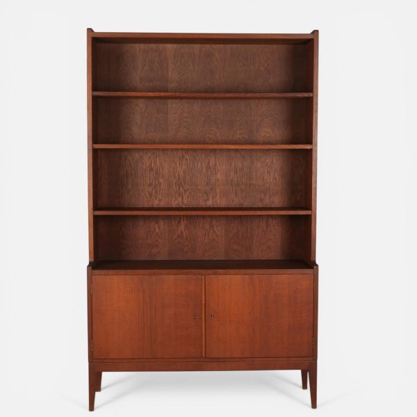 Dansk Snedkermester. Bogreol af eg og teak med underskab, Danmark, 1950/1960’erne.