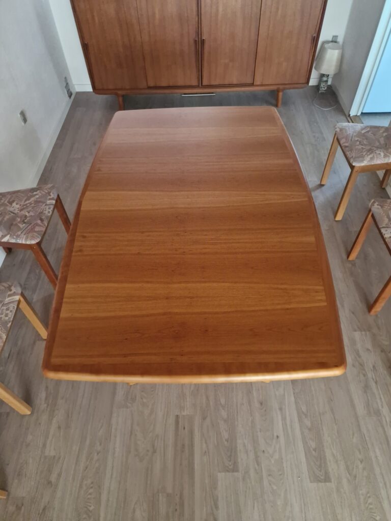 Spisebord bådformet kirsebær