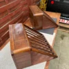 Vægophængte sengeborde i teak finér