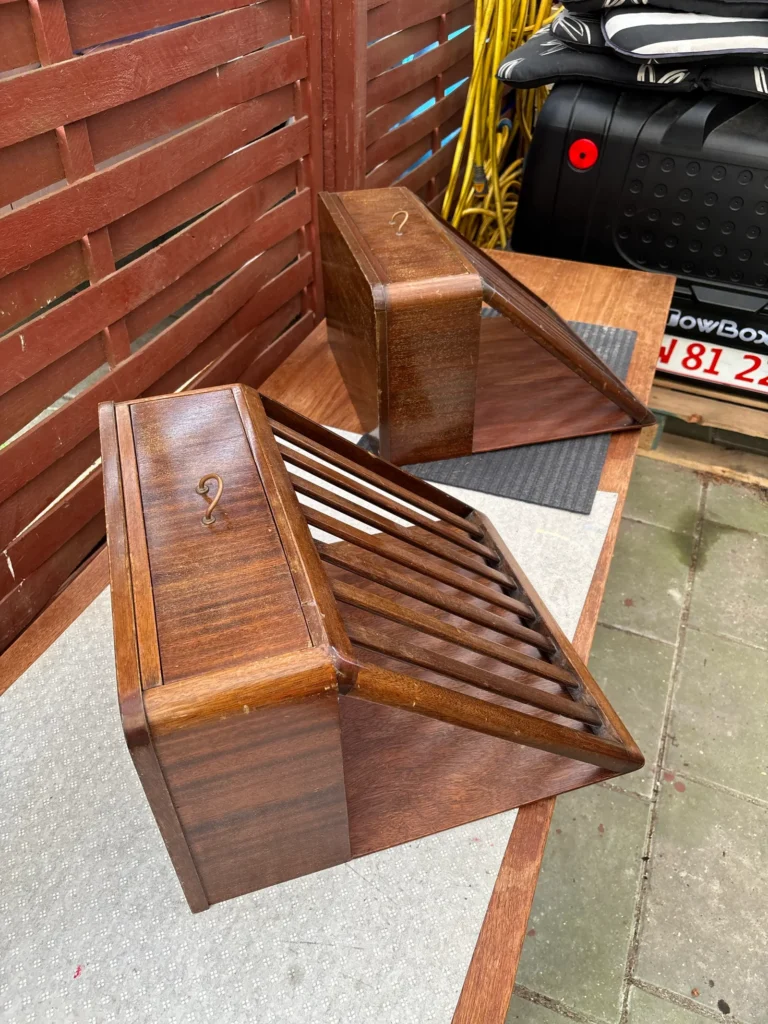 Vægophængte sengeborde i teak finér