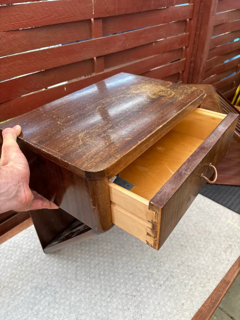 Vægophængte sengeborde i teak finér — billede 4
