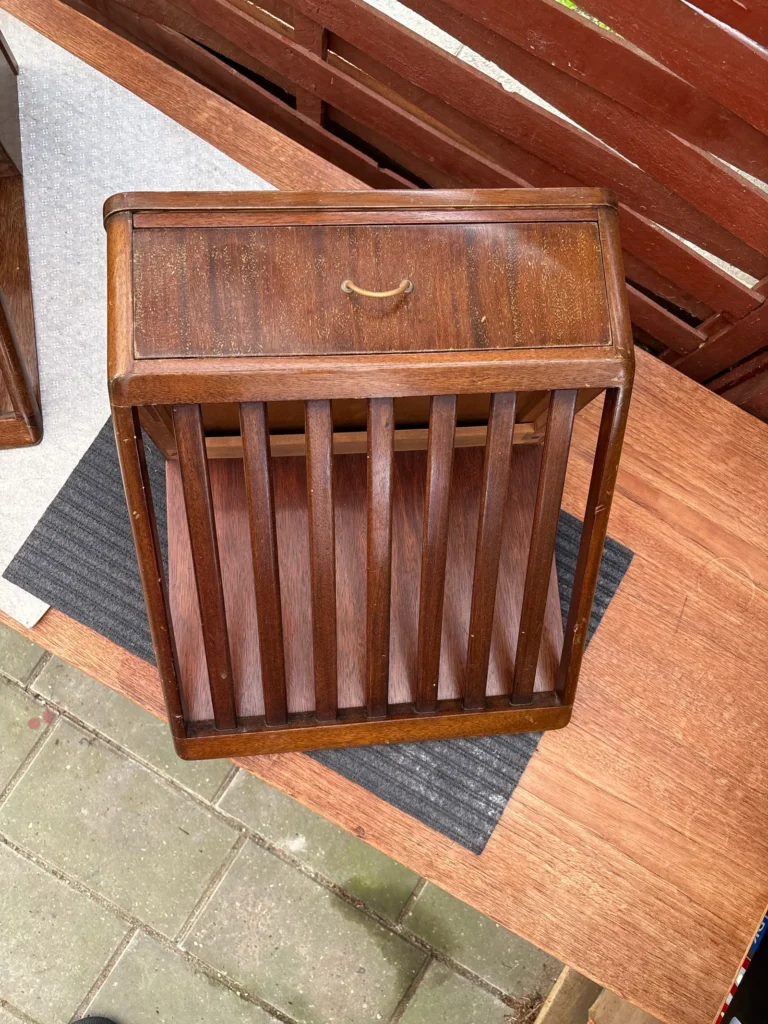 Vægophængte sengeborde i teak finér — billede 2