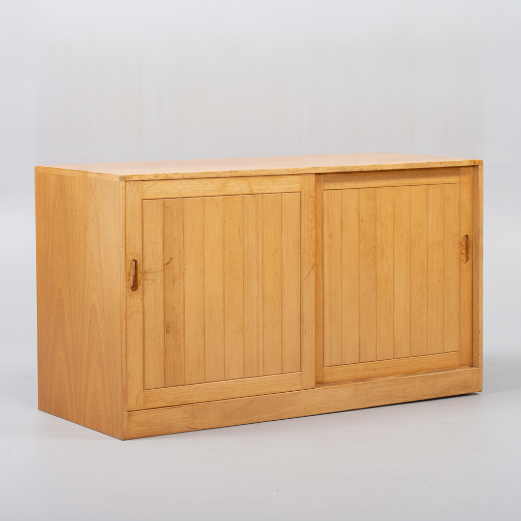 EDMUND BROUER. Skænk i teak, front med skydedøre fremstillet hos Brouer Møbelfabrik. Danmark, 1970’erne.